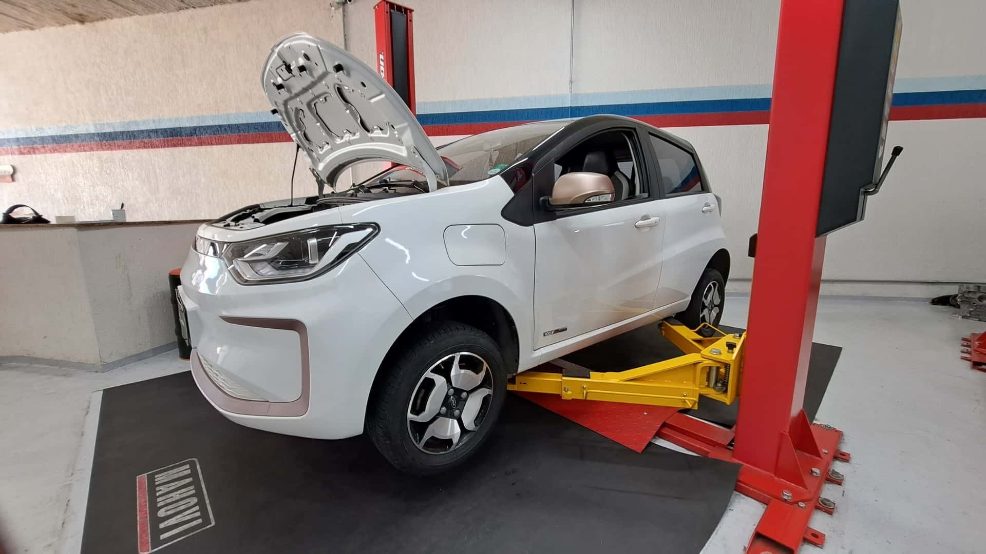 BYD Dolphin Mini em atendimento na ArtecSul para manutenção de veículos elétricos
